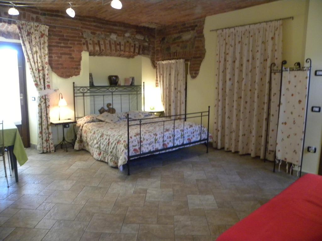 Agriturismo Fano's Farm Suno Habitación foto