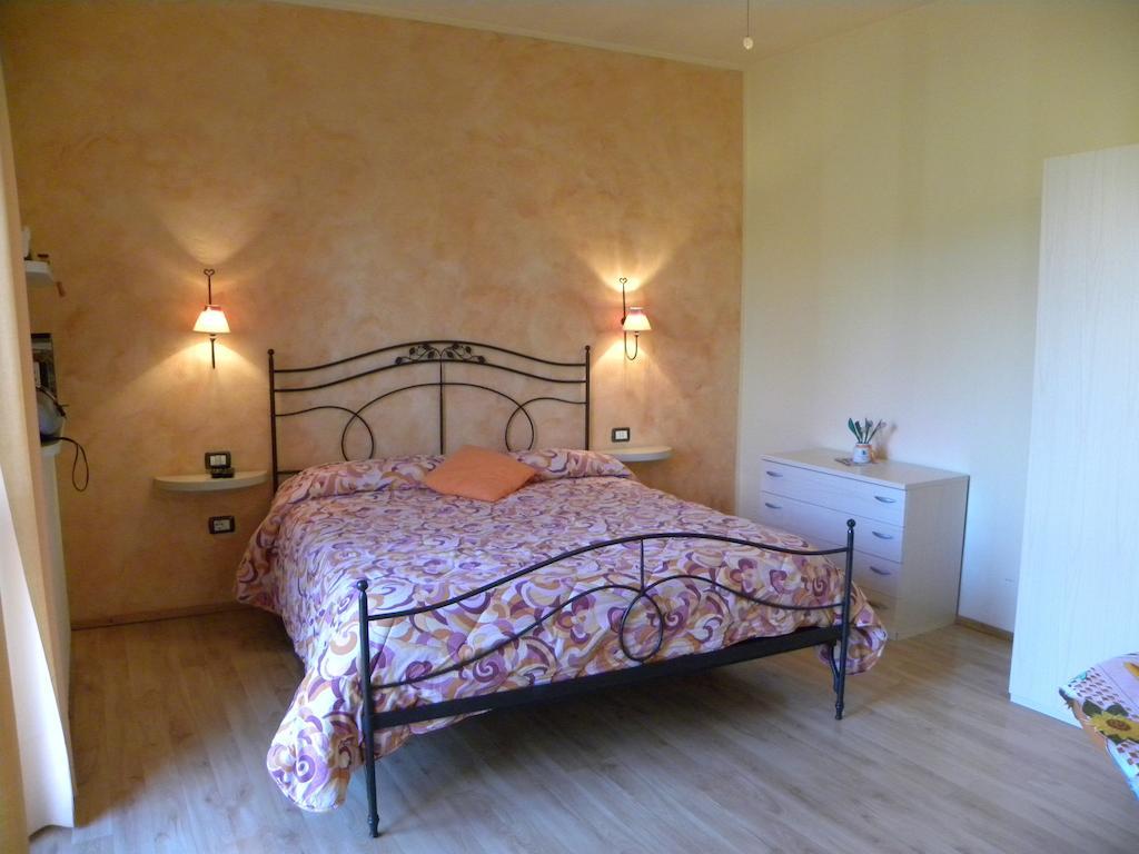 Agriturismo Fano's Farm Suno Habitación foto