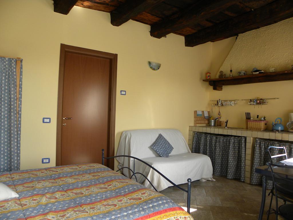 Agriturismo Fano's Farm Suno Habitación foto